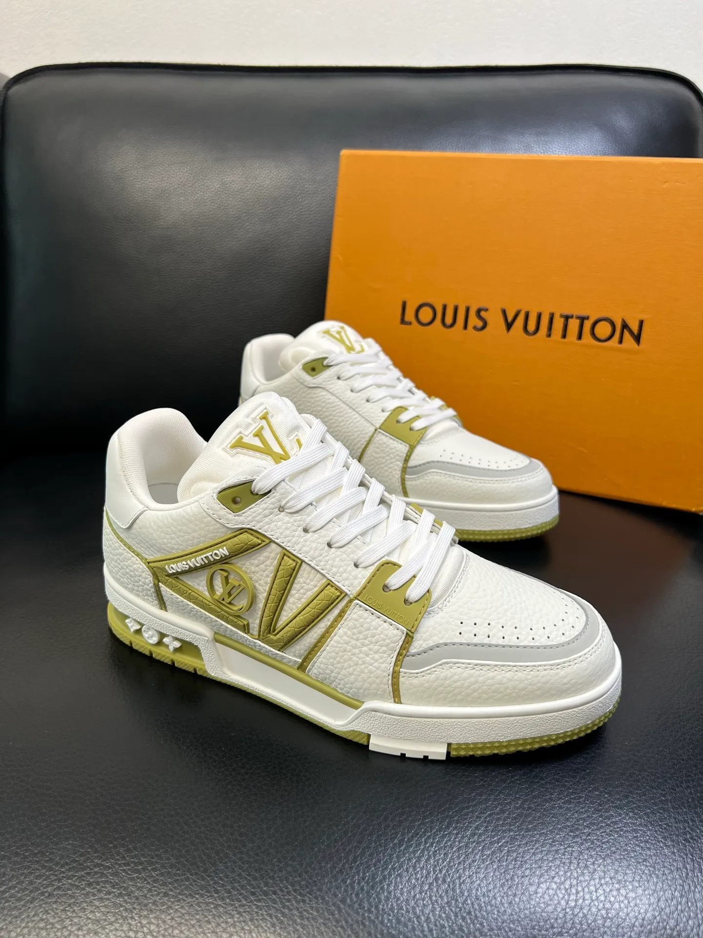 Men's shoes 💰900 Lv top purchasing agent Louis Vuitton, sports sneakers counter synchronization, uppers imported from Italy, high-quality splicing colorful complex crafts, imported mesh pads are soft and comfortable, soles: original soles specially provided by the original factory, T men's shoes 💰U exclusive movable molded soles super comfortable, original factory and single goods, high quality, welcome to compare, code number 39-44 (customized 38 45)